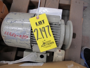 MOTOR, ELECTRIC TYPE, 250/440V ELEC RATING, 3300 RPM, 7.6/4.4 AMPS, GEARED SHAFT. FOR XBI PLATFORM TPS 7/3, PART # S60DT90-L2BHR (W-44) LOADING & HANDLING FEE $15-